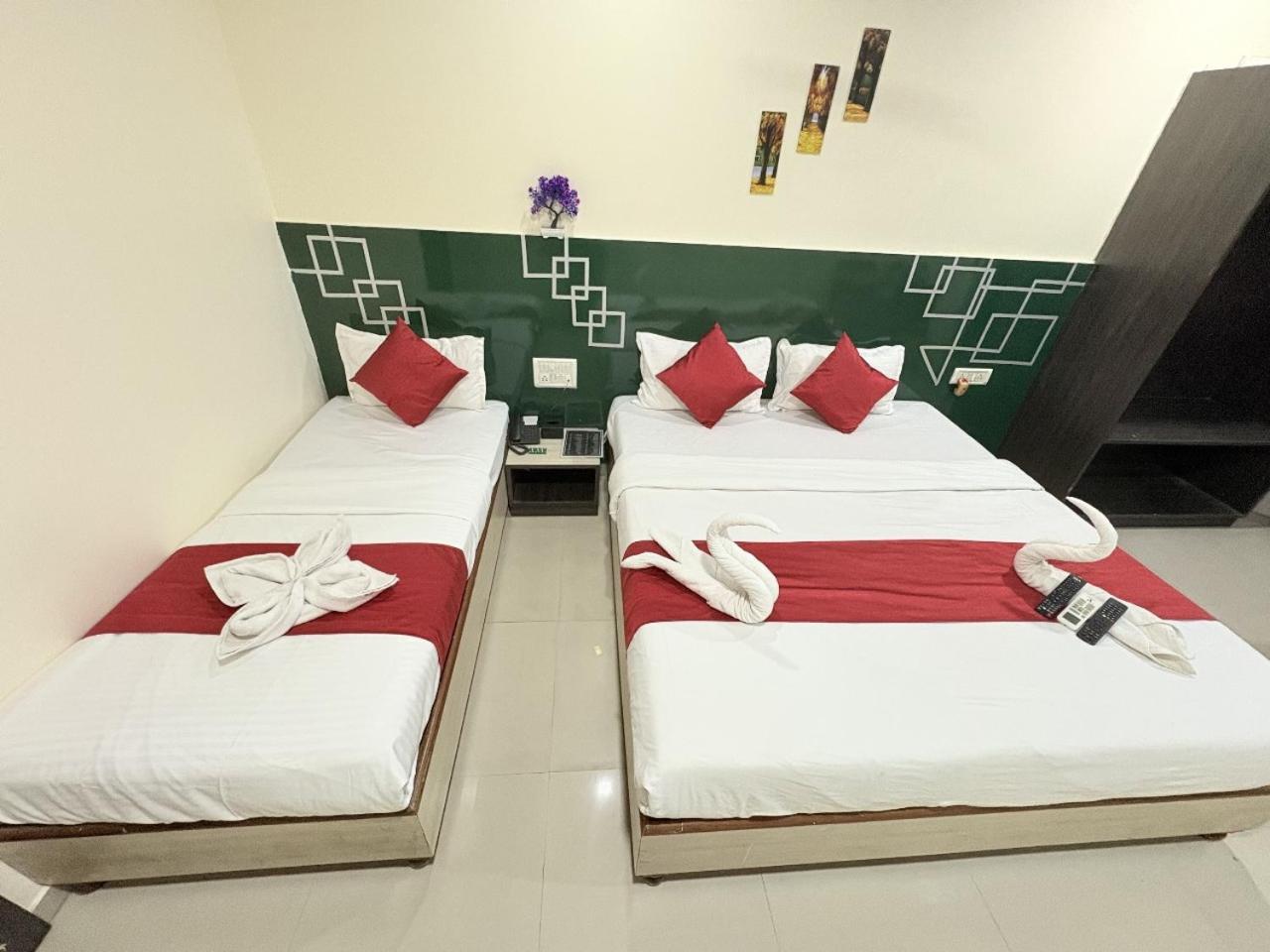Hotel Kailash Park- Near International Airport مومباي المظهر الخارجي الصورة