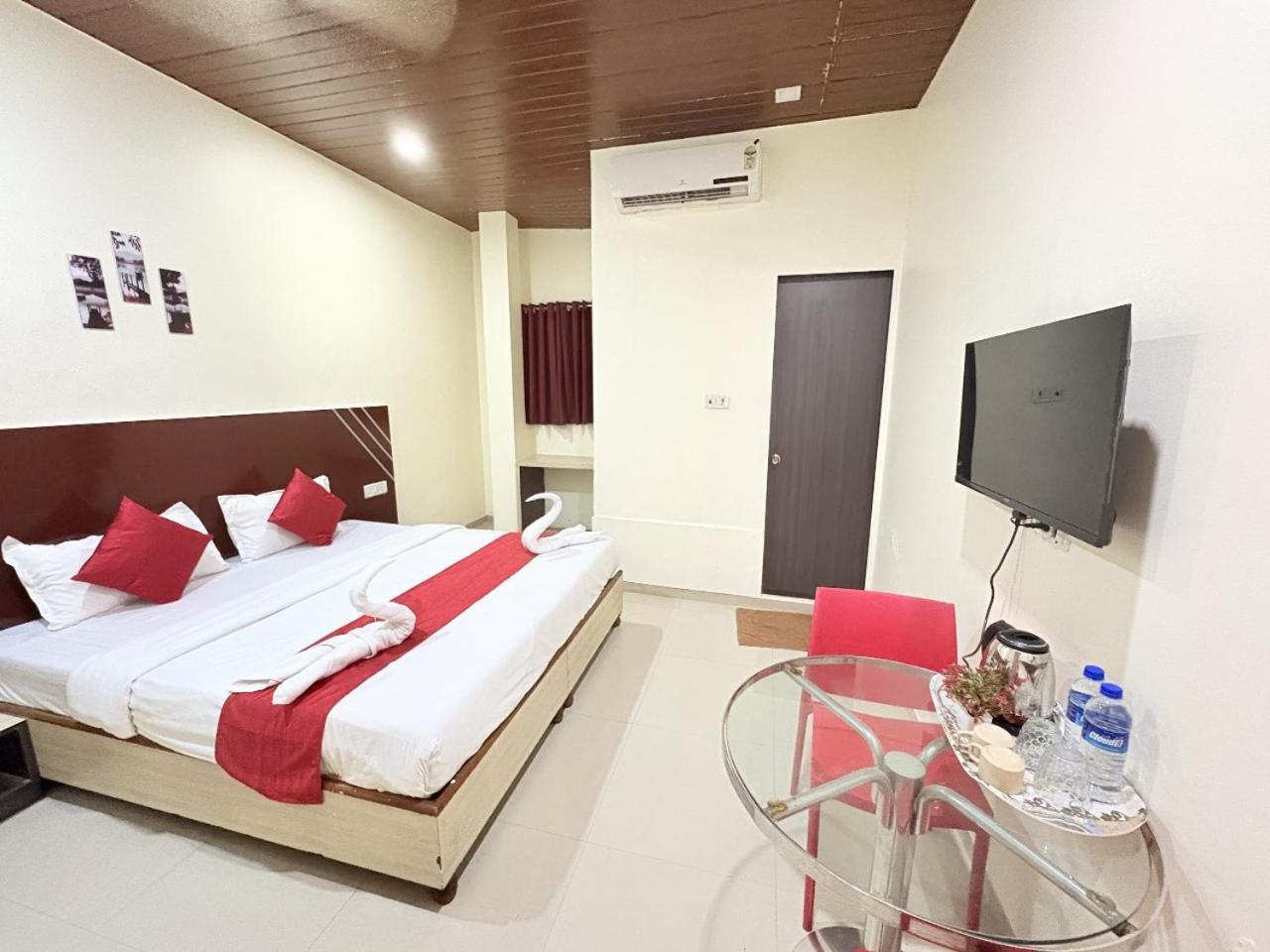 Hotel Kailash Park- Near International Airport مومباي المظهر الخارجي الصورة