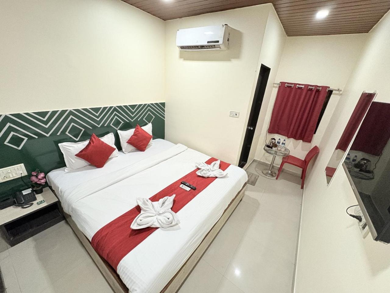 Hotel Kailash Park- Near International Airport مومباي المظهر الخارجي الصورة